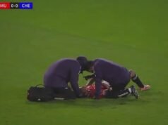 La estrella del Man United sufre una lesión preocupante después de ser golpeado por el balón apenas SEGUNDOS después del partido Sub-21 mientras Michael Carrick observa.
