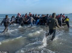 El Ministerio del Interior se NIEGA a revelar cuántas familias de solicitantes de asilo rechazados aceptaron 40.000 libras esterlinas de dinero de los contribuyentes para salir de Gran Bretaña.