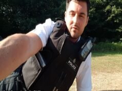 Un oficial de policía se tumbó al sol y se tomó selfies mientras estaba de servicio en la escena de una investigación de asesinato después de que un adolescente fuera asesinado a puñaladas, según escucha el jurado.