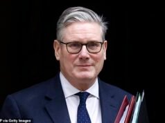 Red Ed, “petulante y pacifista”, encabezó la revuelta del Gabinete y “rechazó la demanda de Trump de utilizar bases británicas para bombardear Irán”, después de debatir si esto era “algo bueno para los laboristas”.