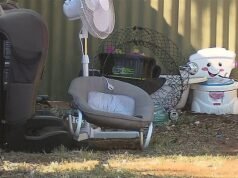 Bebé de nueve meses encontrado muerto en casa de Elizabeth Downs con montones de basura infantil, incluido un orinal, en el frente, mientras arrestan a una mujer de 31 años