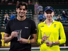 El momento en que la estrella del tenis Elena Rybakina se ve obligada a quitarse la mano no deseada de un hombre de 60 años de su cuerpo después de ganar un torneo de £150,000.