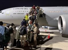 Un vuelo del gobierno británico destinado a sacar a los británicos varados de Oriente Medio termina en una completa farsa al no despegar “porque el piloto estaba excedido de horas”.