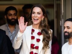 La radiante Princesa de Gales sorprende mientras luce una blusa blanca de invierno y una guirnalda de rosas rojas durante su visita a la ‘Milla de Oro’ de Leicester, el día después del Festival de Primavera Hindú.