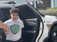 Impresionante momento en que el niño esposado, TEN, es detenido después de afirmar que amenazó con llevar un arma a la escuela para matar a sus compañeros de clase.