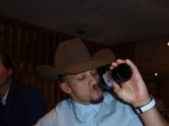 Patrick Mahomes aplasta una cerveza durante la recuperación del ligamento cruzado anterior mientras su esposa Brittany queda atónita en la boda de un amigo