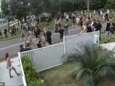 Caos mientras 500 adolescentes festejan mientras se llama al escuadrón antidisturbios y al helicóptero de la policía, mientras imágenes impactantes muestran a un niño derribado al suelo por la policía.