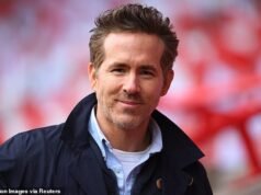 Ryan Reynolds llega a Wrexham antes del gigantesco choque de la Copa FA con el Chelsea, mientras el copropietario Rob McElhenney aterriza en Gales en un jet privado.