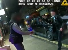 Momento en el que dos valientes mujeres policías se enfrentan a un hombre que empuña un cuchillo y lo empujan fuera de una tienda para retirar el cuchillo de la calle.