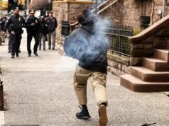 Horror de ‘bomba de humo’ cuando un hombre ataca a los manifestantes en la manifestación anti-Islam del influencer conservador Jake Lang en Nueva York