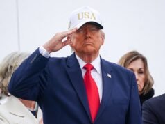 El presidente Donald Trump saluda los ataúdes de seis soldados muertos en la guerra de Irán mientras Melania se une a él para un traslado digno.