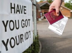 El organismo de control electoral acusado de “imprudencia” mientras los críticos dicen que suavizar las reglas de identificación de votantes “abrirá las compuertas al fraude electoral”