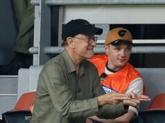 Vea el momento en que Tom Hanks se convierte en australiano honorario mientras se roba el espectáculo en un partido de la AFL