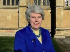 La ex asistente personal de Andrew dice que hablaría con la policía sobre el tiempo que pasó sirviendo al ex príncipe, mientras Estados Unidos publica nuevas imágenes ‘con una joven en su regazo’