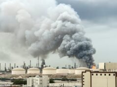 Irán lanza un enorme ataque nocturno contra los Estados del Golfo, Bahréin registra el mayor número de víctimas desde el inicio de la guerra, una refinería es atacada y los precios del petróleo se disparan.