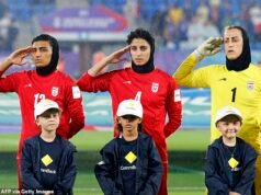 Cinco futbolistas iraníes HUYEN del equipo y buscan refugio en Australia después de ser tachadas de traidoras en su país por “lanzar señales de auxilio” y negarse a cantar el himno nacional.