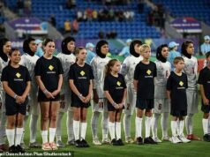 Trump y Albanese mantienen conversaciones urgentes a altas horas de la noche mientras cinco futbolistas iraníes escapan audazmente del hotel de Gold Coast después de que el régimen amenazara su protesta durante el himno nacional: “¡Está en ello!”