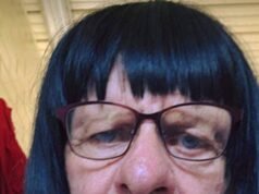 La policía fuertemente armada ataca después de que un notorio triple asesino en serie se muda con dos niños adoptivos de 12 y 14 años.