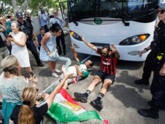 Caos mientras los manifestantes intentan impedir que las estrellas del fútbol iraní se vayan volando y una estrella tiene que ser arrastrada a un autobús, mientras se revela el mensaje de cuatro palabras que provocó la fuga de asilo