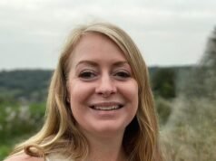 Se ve a la ejecutiva de Microsoft “asesinada” Jennifer Symonds entrando a un restaurante, pocas horas antes de que su cuerpo fuera encontrado ahogado en un club privado de lujo en el río Támesis.