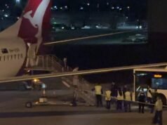 El equipo de fútbol femenino de Irán abandona Australia, pero otros optan por quedarse ya que las familias de las jugadoras son tomadas como rehenes en sus países de origen.