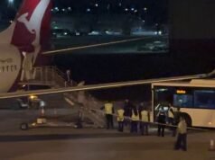 El equipo de fútbol femenino de Irán sale volando de Australia, mientras surgen acusaciones de que las familias de las jugadoras están siendo rehenes en su país de origen.