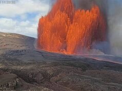 La Montaña de Fuego de Hawái cobra vida, arrojando escombros al cielo mientras nubes de ceniza amenazan las casas debajo