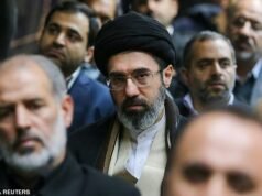 El nuevo líder supremo de Irán fue herido en ambas piernas el día que mataron a su padre, afirma Israel, mientras continúa ocultándose del público.