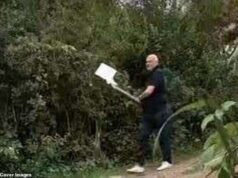 Un ejecutivo de alto vuelo de HSBC piratea una cámara de CCTV con un hacha después de hacerla estallar con una escopeta