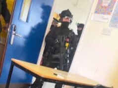 Momento en el que la policía armada irrumpió en la clase después de que una adolescente fuera apuñalada mientras los alumnos aterrorizados se escondían debajo de los escritorios, antes de que arrestaran al chico de 16 años.