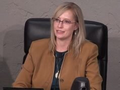 Valiente alcaldesa de 42 años anuncia diagnóstico de cáncer de mama en reunión del consejo