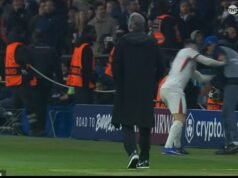 Pedro Neto se libra de la tarjeta roja tras empujar al suelo al recogepelotas del PSG al final de la derrota del Chelsea por 5-2 en París.