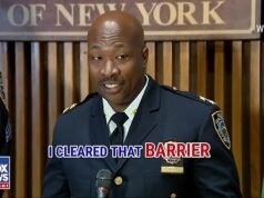 El jefe de la policía de Nueva York reacciona a una foto viral de un atrevido salto de barricada mientras saluda a un héroe después de perseguir al sospechoso de bomba en Gracie Mansion