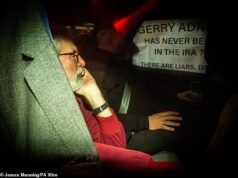 Gerry Adams se disculpó con un ex guardia de prisión por el papel del IRA en el asesinato de su padre después de llevarlo a encontrarse con el “líder” de un grupo terrorista en una camioneta oscurecida, según escucha el tribunal.