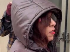 La supuesta madrastra malvada mantiene un silencio sepulcral al comparecer ante el tribunal, acusada de mantener cautivo a su hijastro durante 20 años