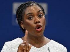 El primer ministro ‘contó mentira tras mentira’, dice Kemi mientras pregunta cómo Starmer puede ‘mirarse en el espejo’