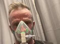 Un hombre es llevado de urgencia al hospital después de que su piel se vuelve AZUL, solo para que los médicos comiencen a reírse de la verdadera razón.