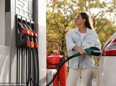 Australia está acumulando MIL MILLONES de litros de combustible mientras los automovilistas frustrados denuncian el aumento de los precios de la gasolina.