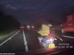 Momento en el que una profesora que va corriendo a la escuela tira un ciclomotor de alta visibilidad de su bicicleta mientras queda atrapada por su propia cámara para salpicadero.