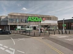 La policía persigue a “hombres enmascarados y armados con cuchillos” después de que una pelea frente al supermercado Asda dejara dos personas, de 17 y 24 años, heridas