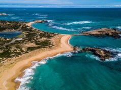 Se está buscando a tres pescadores desaparecidos frente a la ciudad costera de Beachport, en el sur de Australia.