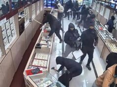 Momento en el que una enorme mafia enmascarada roba joyas por valor de £1,2 millones en solo 70 segundos en una redada armada