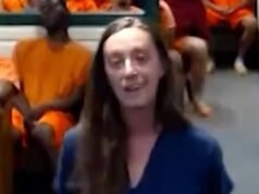 Mujer insensible sonríe en el tribunal acusada de atropellar mortalmente a un niño de ocho años con un coche