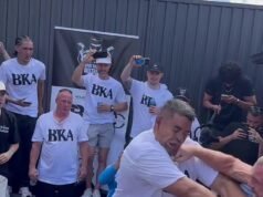 Vea el brutal momento en que la estrella del fútbol es noqueada en un combate de boxeo a puño limpio en el patio trasero