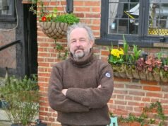 El consejo ordena a un pensionista que retire las macetas del exterior de su casa junto al mar de £ 1,2 millones porque están obstruyendo la autopista