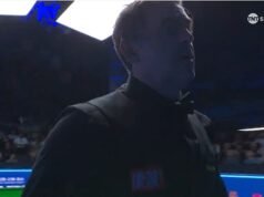 Ronnie O’Sullivan SALE de su partido de billar del Abierto Mundial minutos después de haber comenzado, quejándose de un problema con su CHALECO.