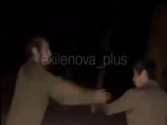 Los despiadados comandantes de Putin obligan a dos soldados aterrorizados a luchar con un perdedor atado a un árbol en condiciones deficientes como “castigo”