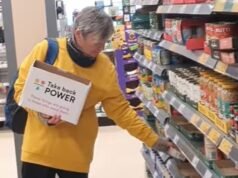 Revelado: Los activistas de extrema izquierda Take Back Power que organizaron una ola de robos masivos en tiendas incluyeron a una ex oficial de libertad condicional que se pegó a la M4 durante una protesta contra el aislamiento de Gran Bretaña.