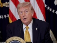 Momento extraordinariamente morboso: Trump revela que el republicano enfermo estaría “muerto en junio”, mientras que Mike Johnson, atónito, admite que “no fue público”.