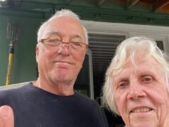 La casa de sus sueños de una pareja de ancianos en Hawái es arrastrada por el río por una violenta inundación menos de seis años después de su construcción.